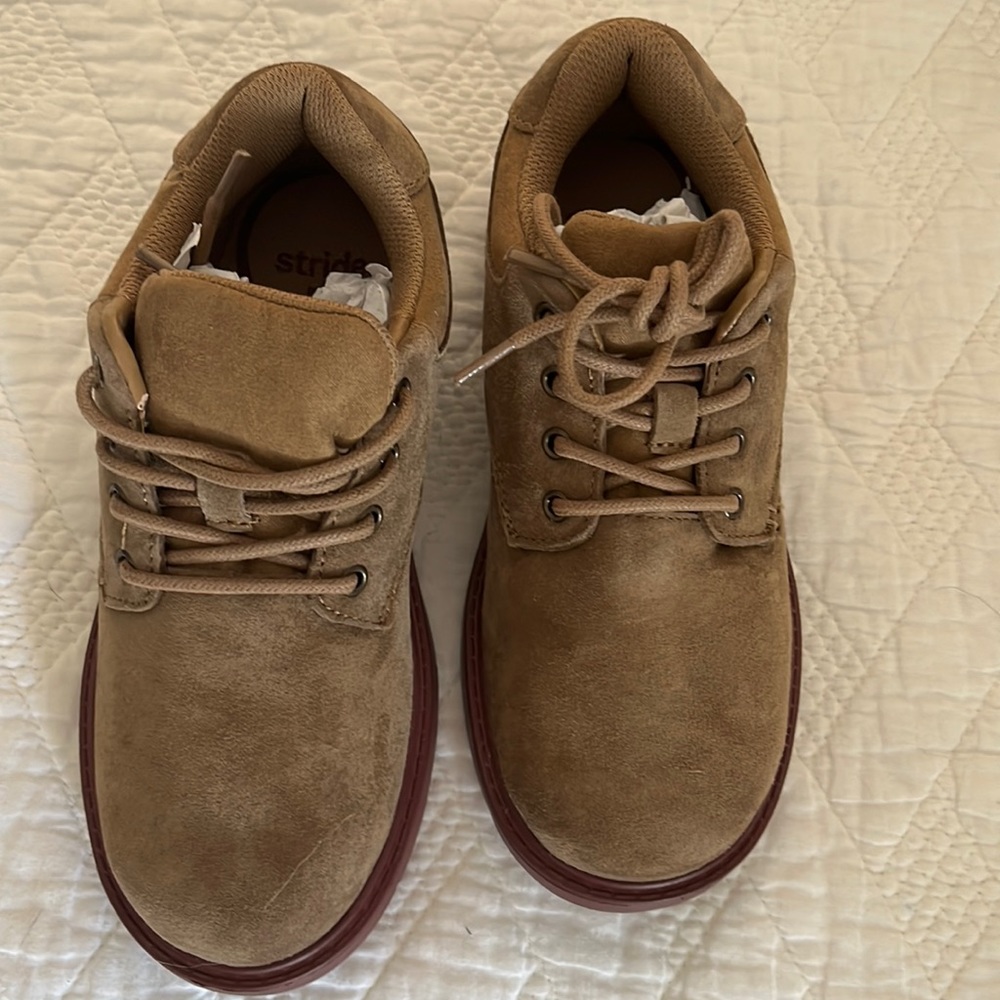 Stride Rite little boys size 13.5 w, never worn